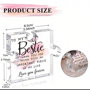 Op de afbeelding: Een helder acryl puzzelstuk met de tekst "To My Bestie" en een waarderingsboodschap. Het stuk is 8,5 cm breed, 7 cm hoog en 1 cm dik. Het ontwerp bevat een roze en perzik aquareleffect.