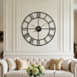 Reloj de pared de metal negro con números romanos, diseño geométrico moderno y silencioso.