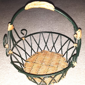 Country-Style Green Metal Frame Round Wicker Basket