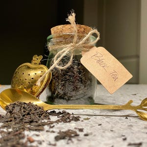 Loose Leaf Black Tea Gift Set Organic Tea Gift set + Tea Infuser Leaf Spoon and Card Calming Self-Care Wellness & Spa Gift Set For Tea Lover