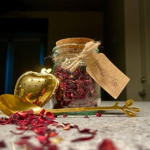 Organic Hibiscus Loose Leaf Tea Gift Set: Gold Infuser & Spoon
