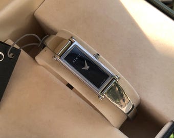 RARE VINTAGE GUCCI 1500L Series Silver Toned  bangle Horsebit  type lady’s watch Black dial Good condition Boxed