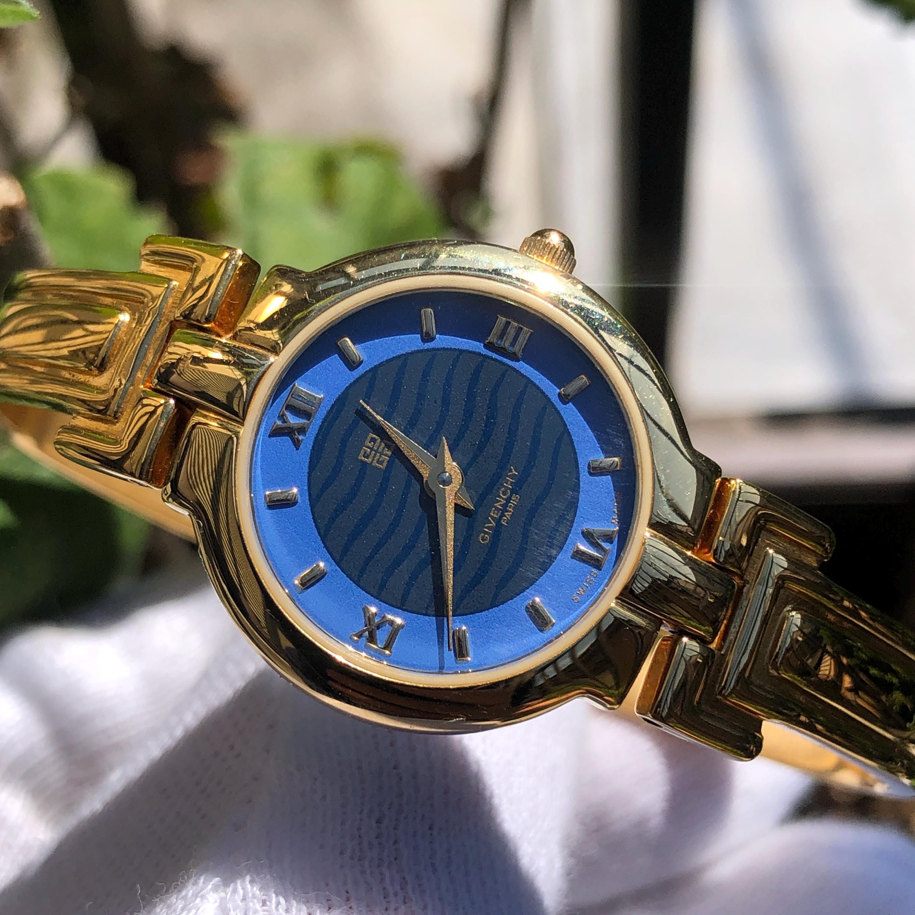 希少なヴィンテージ ジバンシィ バングルウォッチ：ミレジムブルー文字