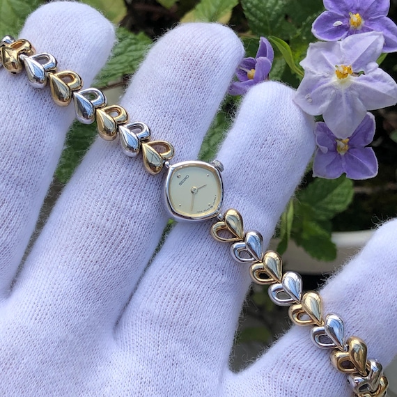 RARE Vintage Seiko Dainty Heart Bracelet-type Ladies display picture 1