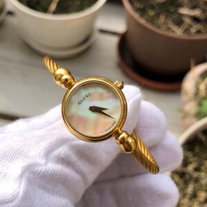 VINTAGE GUCCI 2700.2L series Flexible twisted bangle type gold plated MOP dial lady's watch - not great condition