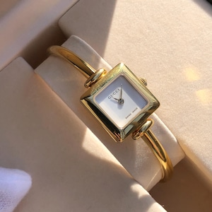 RARE VINTAGE GUCCI 1900L plaqué or montre de femme de type bracelet cadran blanc dans une boîte en assez bon état poignet de 16-17 cm