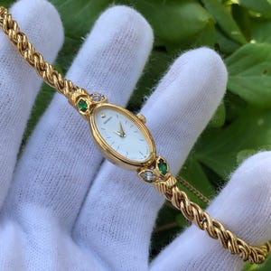 RARE Vintage Seiko Beautiful Oval face Dainty 2P Gemstones twisted bracelet-type ladies' watch gold toned base metal