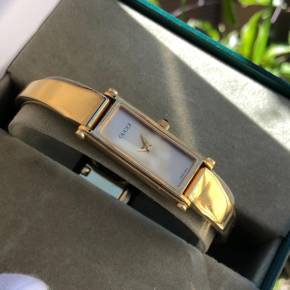 GUCCI 腕時計 1500 バングル　ゴールド 希少なヴィンテージグッチ1500シリーズ、ゴールドメッキバングル
