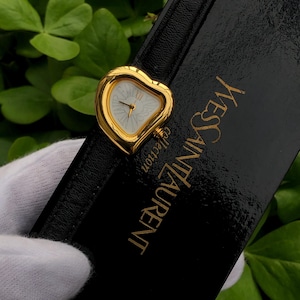 Hermoso y raro reloj vintage YSL Yves Saint Laurent con diseño de corazón, tamaño pequeño, correa de cuero para mujer