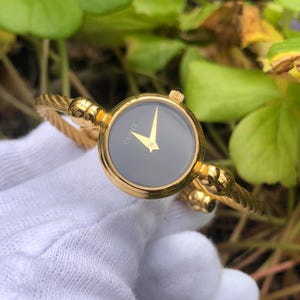 ガラス新品　GUCCI　2700L 　ワイヤー　シェル文字盤　レディース GUCCI 2700L Gold Quartz Blue Dial Women's Bangle Watch Japan F/S
