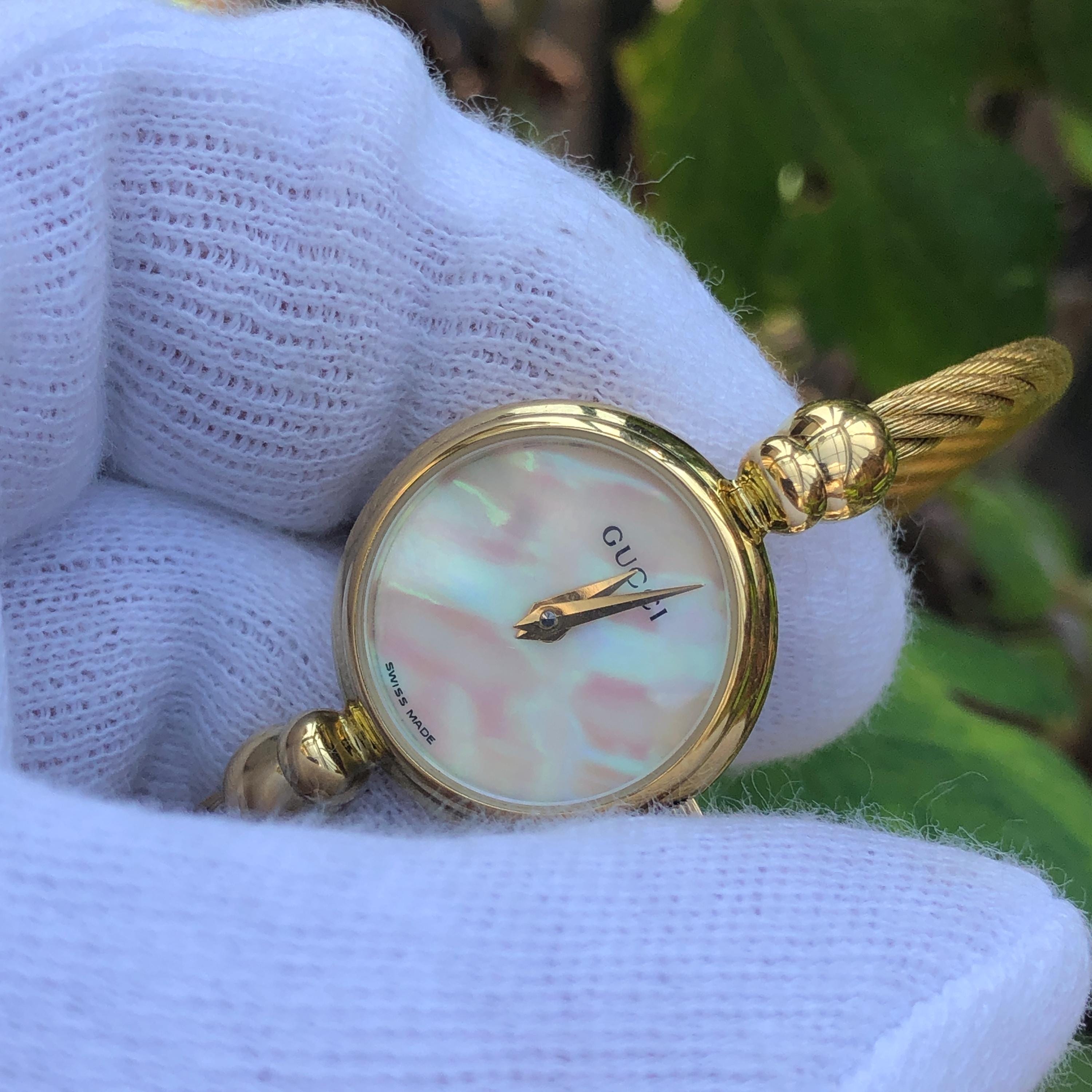 猫ちゃんshop　ヴィンテージ　グッチ　GUCCI　2700.2.L 　ウォッチ GUCCI 2700.2.L Gold Shell Dial QZ Bangle Women's Watch From JAPAN