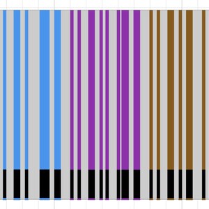 Puede incluir: Un diseño gráfico rectangular que presenta una serie de rayas verticales en blanco, azul claro, morado, marrón y negro, sobre un fondo gris claro. La sección inferior contiene una fila de barras verticales que alternan entre negro y rojo.