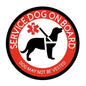 以下が含まれることがあります： 「Service Dog On Board」と「Dog May Not Be Vested」の文字が書かれた赤と黒の丸いステッカー。ステッカーの中央には、ハーネスをつけた犬の黒いシルエットがあります。犬の上に、蛇が巻き付いた赤い医療のシンボルがあります。