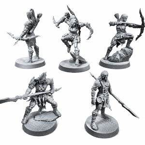 Könnte beinhalten: Ein Set aus fünf unbemalten grauen Resin-Tabletop-Spielfiguren, die Elfenkrieger in dynamischen Posen darstellen. Die Figuren sind mit Bögen, Pfeilen und Speeren ausgestattet und stehen auf runden Basen mit texturierten Details wie Felsen.