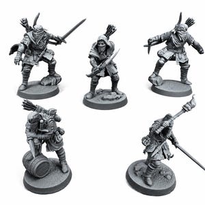 Pode incluir: Cinco miniaturas cinzentas sem pintura de guerreiros encapuzados em poses dinâmicas. Cada figura usa uma máscara facial e carrega equipamento como espadas, arcos, aljavas e tochas. As figuras estão posicionadas sobre bases circulares.