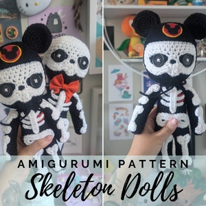 Op de afbeelding: Twee gehaakte skeletpoppen van zwart en wit garen. Eén pop heeft Mickey Mouse-oren en een rode en gele cirkel op zijn hoofd. De andere pop heeft een rode strik. De poppen houden elkaars hand vast en staan op de hand van een persoon. De afbeelding heeft de tekst "AMIGURUMI PATTERN Skeleton Dolls" onderaan.
