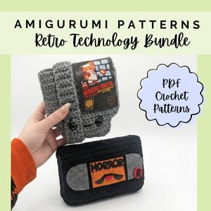 Puede incluir: Dos artículos amigurumi de ganchillo que representan tecnología retro: un cartucho gris con una etiqueta de Mario Bros. y una cinta VHS negra con una etiqueta naranja de Horror. El texto AMIGURUMI PATTERNS Retro Technology Bundle es visible.