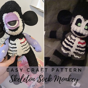 Puede incluir: Dos monos de calcetín esqueleto, uno con tela morada y azul y el otro con tela gris y negra. Ambos tienen esqueletos de fieltro blanco cosidos. La imagen tiene el texto "EASY CRAFT PATTERN Skeleton Sock Monkey".