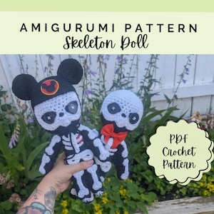 Op de afbeelding: Twee gehaakte skeletpoppen van zwart en wit garen. De ene pop draagt een zwarte muts met muizenoortjes en een rond embleem. De andere pop heeft een rode vlinderdas. De tekst luidt AMIGURUMI PATTERN Skeleton Doll en PDF Crochet Pattern.