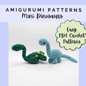 Könnte beinhalten: Zwei gehäkelte Amigurumi-Dinosaurier, einer dunkelgrün mit gelben Punkten und einer hellblau, dargestellt mit dem Text AMIGURUMI PATTERNS Mini Dinosaurs und Easy PDF Crochet Patterns auf einem hellvioletten und weißen Hintergrund.