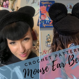 Puede incluir: Un gorro de lana negro con orejas de ratón y una banda de crochet. El gorro lo lleva puesto una persona con el pelo negro. El texto "CROCHET PATTERN Mouse Ear Beret" está superpuesto a la imagen.