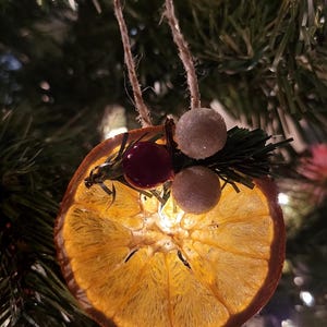 Orange Slice Ornaments with Sparkly Berries & Greenery – Rustic Handmade Christmas Decorations – Perfect Holiday Gift – Set of 5
