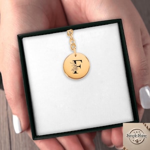 Gepersonaliseerde sleutelhanger met bloemen initiaal – aangepaste harssleutelhanger letter F – monogram cadeau voor haar