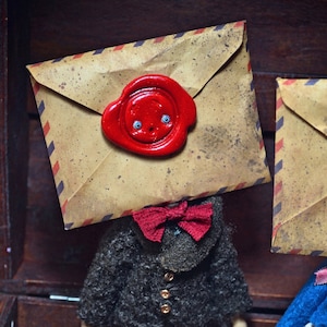 Muñeca de arte con letras selladas: sobre original con sello de cera, marioneta articulada, rareza victoriana, reliquia misteriosa, coleccionable antropomórfico mágico.