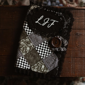 Capa para Bíblia em Patchwork com Marcador de Páginas | Capa para Bíblia, Capa para Livro, Presente para Mãe, Presente para Esposa, Presente para Estudante, Capa Protetora para Bíblia