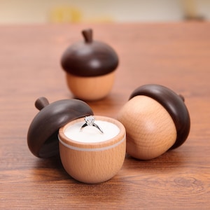 Geburtstagsgeschenk Benutzerdefinierte Eichel gravierte Holzring Box Personalisierte Schmuckschatulle Hochzeitsgeschenk für Sie, Vorschlag Ring Box, Jubiläum für Ihn Sie