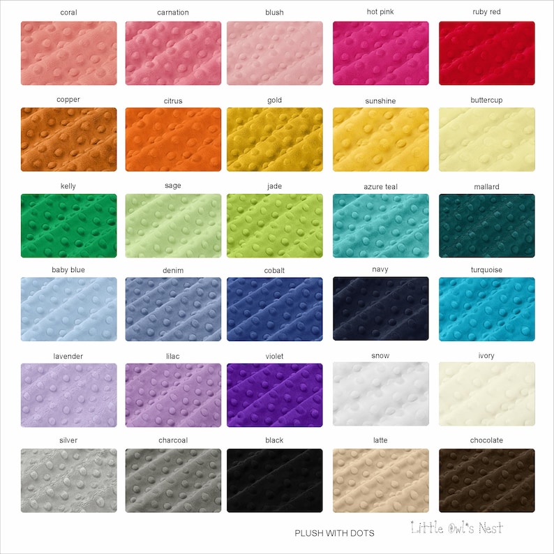 Op de afbeelding: Een kleurenkaart met 25 stofstalen in verschillende kleuren en texturen. De stof is pluche met kleine stippen. De kleuren zijn gelabeld met namen zoals koraal, anjer, blos, felroze, robijnrood, koper, citrus, goud, zonneschijn, boterbloem, kelly, salie, jade, azuurblauw, wilde eend, babyblauw, denim, kobalt, marineblauw, turquoise, lavendel, lila, violet, sneeuw, ivoor, zilver, antraciet, zwart, latte en chocolade. De kaart is gelabeld met "PLUSH WITH DOTS" en "Little Owl's Nest".