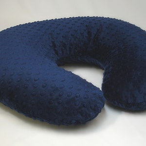 Op de afbeelding: Een donkerblauw, U-vormig zwangerschapskussen met een hoes van textuurstof.