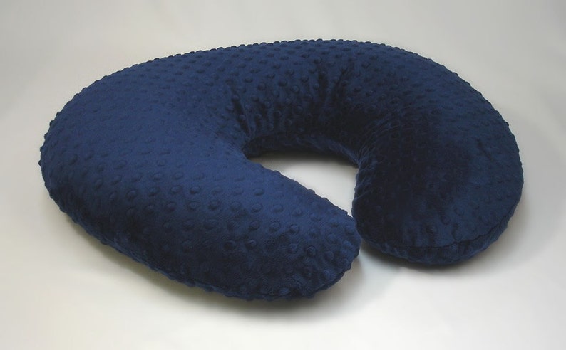 Op de afbeelding: Een donkerblauw, U-vormig zwangerschapskussen met een hoes van textuurstof.