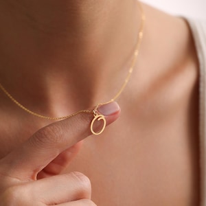 Collar con inicial personalizado: elegante joyería personalizada en oro o plata, perfecta para usar todos los días o como un regalo especial para ella