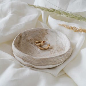 Marble effect tray, Minimalist ring dish, Modern jewelry coaster, Circular jewelry tray, Irregular jewelry holder, Bowl for small items