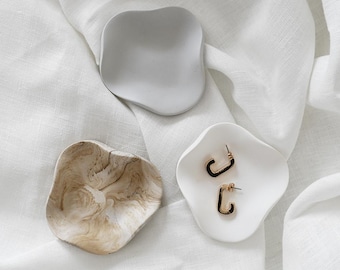 Minimalistische Ringschale, moderner Schmuckuntersetzer, unregelmäßiger Schmuckhalter, Schale für kleine Gegenstände, Tablett mit Marmoreffekt
