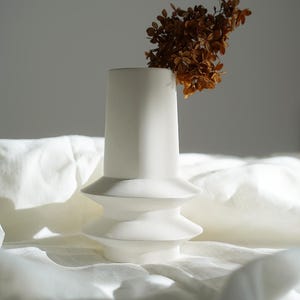 Handmade minimalist design vase, Minimalist geometric vessel for dried florals, Modern decorative vase for pampas, Sculptural container