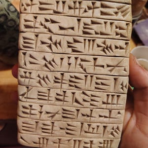 Reconstrucción de tablilla cuneiforme sumeria/asiria en arcilla cocida, pieza de exhibición de calidad museística - Enuma Elish -- Arcilla cocida en horno