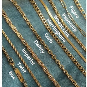 Puede incluir: Primer plano de diez cadenas de oro diferentes, cada una con un estilo y un nombre únicos. Las cadenas están dispuestas verticalmente, con los nombres de cada cadena escritos debajo. Los nombres de las cadenas son: Box, Twist, Imperial, Dainty, Curb, Herringbone, Wheat Link, Paperclip, Figaro.