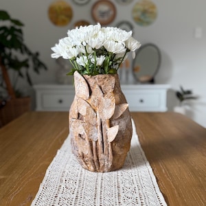 Vaso de papel machê feito à mão com desenho de folhas