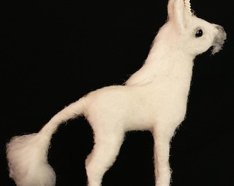 Eenhoorn - handgemaakte naaldvilt eenhoornminiatuur - OOAK Fantasy Wool Sculpture