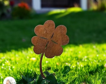 Blumenstecker aus rostigem Metall: Vintage-Blumendekoration für den Garten