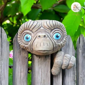 Alien Peeker Garden Statue: Funny Resin Yard Decor