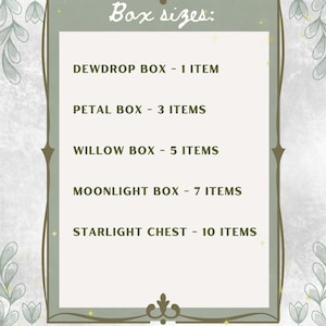 Puede incluir: Un letrero decorativo con el texto "Box sizes:" y una lista de opciones de cajas: Dewdrop Box (1 art&iacute;culo), Petal Box (3 art&iacute;culos), Willow Box (5 art&iacute;culos), Moonlight Box (7 art&iacute;culos) y Starlight Chest (10 art&iacute;culos). El letrero tiene un borde verde y detalles florales.