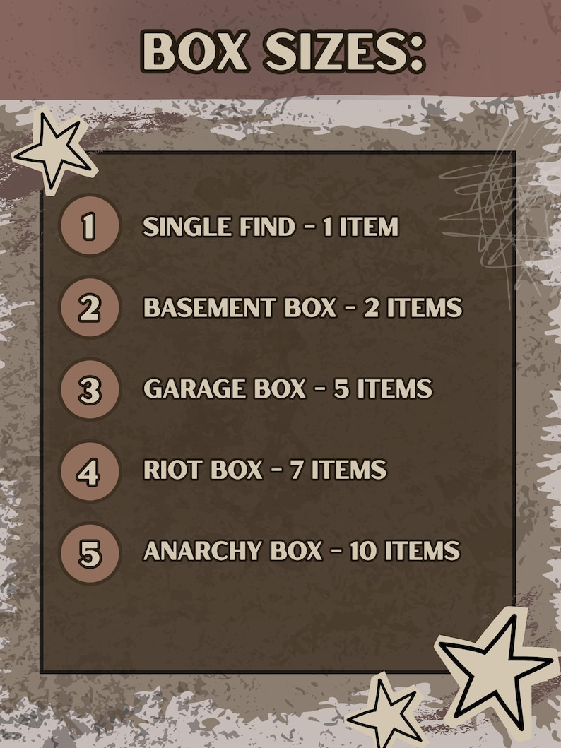 Pu&ograve; includere: Un grafico marrone e beige con il testo "BOX SIZES:" e un elenco di opzioni di scatole. Le opzioni includono "SINGLE FIND - 1 ITEM", "BASEMENT BOX - 2 ITEMS", "GARAGE BOX - 5 ITEMS", "RIOT BOX - 7 ITEMS" e "ANARCHY BOX - 10 ITEMS".