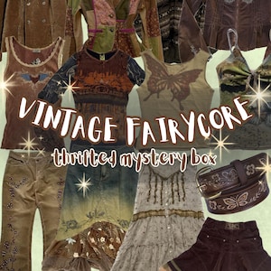 Könnte beinhalten: Eine Sammlung von Vintage-Fairycore-Kleidungsstücken, darunter Jacken, Oberteile, Hosen, Röcke und ein Gürtel. Die Farbpalette umfasst Braun-, Grün- und Beigetöne. Der Text "VINTAGE FAIRYCORE" und "thrifted mystery box" ist zu sehen.