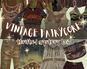 Peut inclure: Une collection de vêtements vintage de style fairycore, comprenant des vestes, des hauts, des pantalons, des jupes et une ceinture. La palette de couleurs comprend des tons terreux comme le marron, le vert et le beige. L'image contient le texte "VINTAGE FAIRYCORE" et "thrifted mystery box".