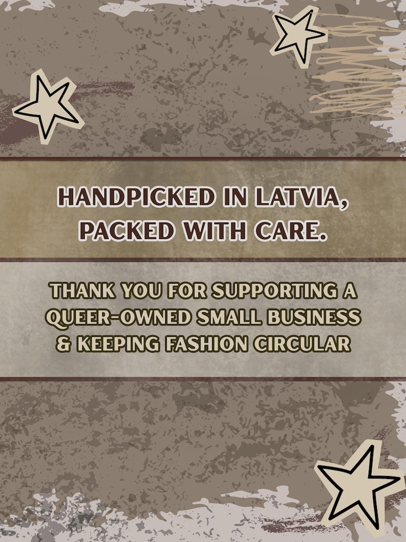 Pu&ograve; includere: Uno sfondo strutturato con illustrazioni di stelle e il testo &laquo;HANDPICKED IN LATVIA, PACKED WITH CARE.&raquo; e &laquo;THANK YOU FOR SUPPORTING A QUEER-OWNED SMALL BUSINESS & KEEPING FASHION CIRCULAR.&raquo;
