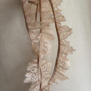 Vintage Beige Spitze Eingefasst mit neuen Elastischen Stretchy Handmade Trim Verkauft wie besehen
