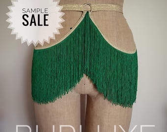 Muestra de cinturón con flecos dorados y verdes brillantes - Disfraz de burlesque Shimmy